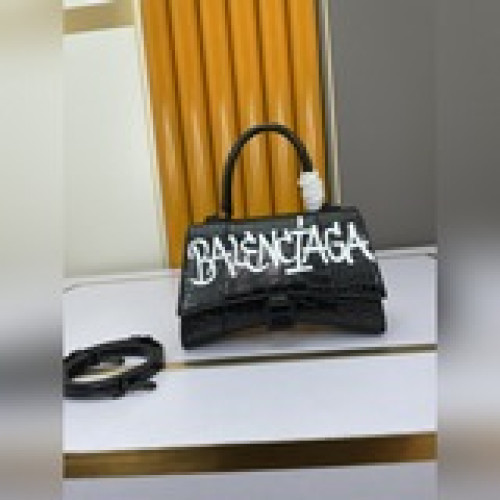 Balencia巴黎家，本季重磅 平紋 沙漏包，獨特的标志性弧線形狀造型極具辨識