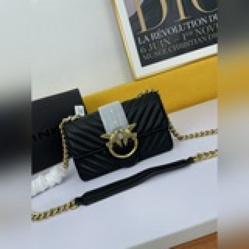 PINKO冬季新品斜挎鳥飛包 羊皮紋  尺寸大號21x12x7，款號8970
