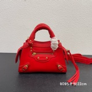 小號Balenciaga王炸系列機車包 秋冬新寵登場啦！全新的梯形設計的手袋，鳄