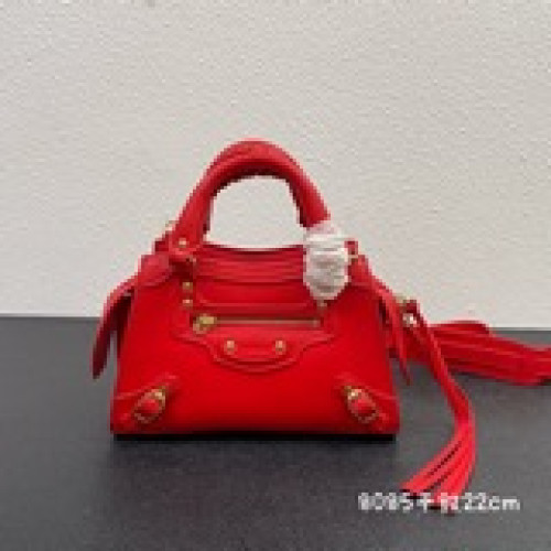 小號Balenciaga王炸系列機車包 秋冬新寵登場啦！全新的梯形設計的手袋，鳄