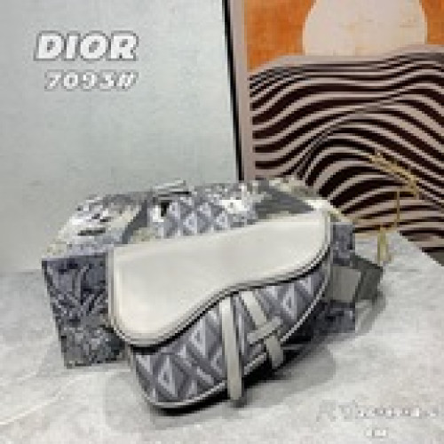 馬鞍包以迪奧黑格全新演繹經典版型，飾以 CD Diamond 圖案，靈感源自