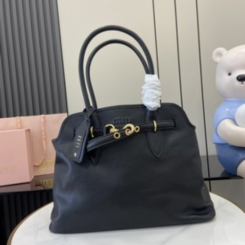 【新款】原廠皮Miu女士Nappa羊皮革手提包，靈感源自于典藏設計，結構經過調整