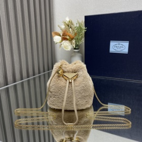 [頂級原單] 迷你mini水桶包 1NR016 這款小包配有柔軟的羊毛皮，彰顯摩