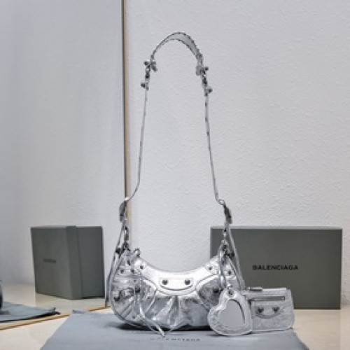 月牙包小號銀白現貨，尺寸26 cm*12*6
