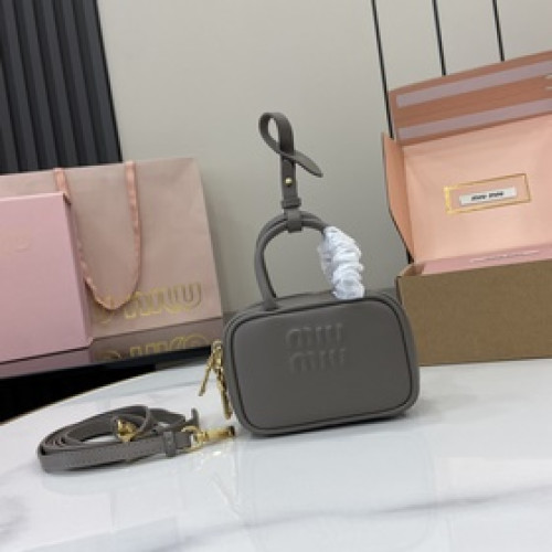 MiuMiu 迷你公文包已上線啦 對迷你的東西毫無抵抗力 太可愛辣 超級mini