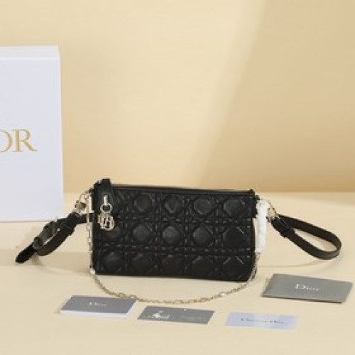 這款 miss dior dior midi 迷你手袋是二零二四早春系列新品，優