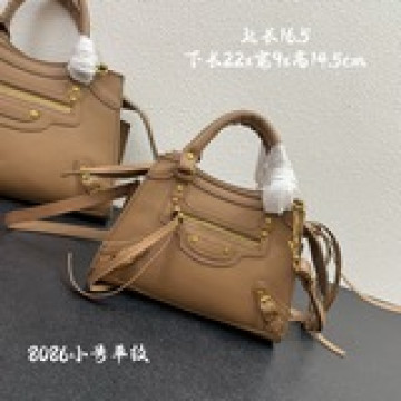 Balenciaga王炸系列機車包 秋冬新寵登場啦！全新的梯形設計的手袋，鳄魚紋