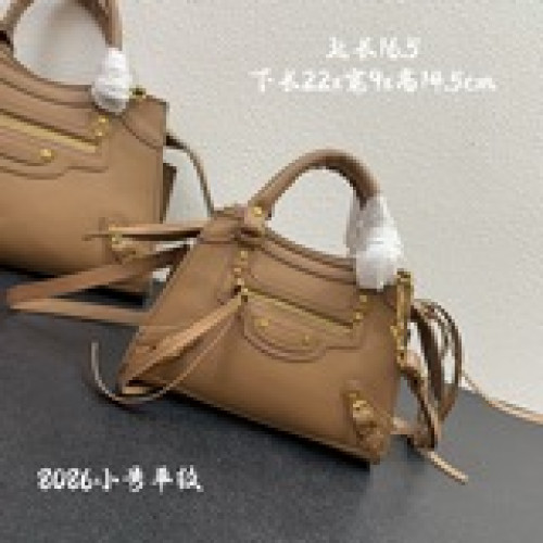 Balenciaga王炸系列機車包 秋冬新寵登場啦！全新的梯形設計的手袋，鳄魚紋