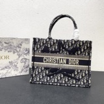 這款 Book Tote 手袋由 Dior 女裝創意總監瑪麗亞·嘉茜娅·蔻麗 (