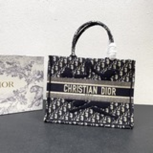 這款 Book Tote 手袋由 Dior 女裝創意總監瑪麗亞·嘉茜娅·蔻麗 (