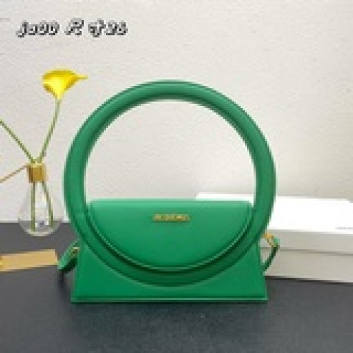 配盒子 ，jacquemu*手拎包新款異型包 憑借着硬挺的包身，高純度的色彩，以