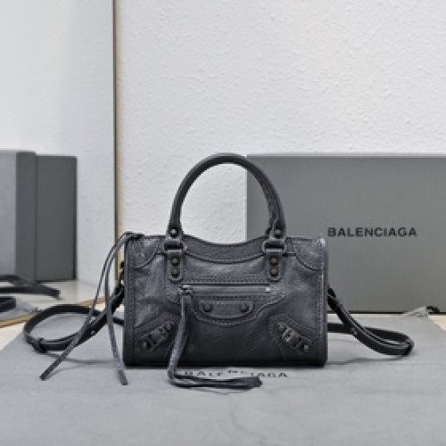 Balenciaga款 City Nano包包， nano size小巧，卻透着
