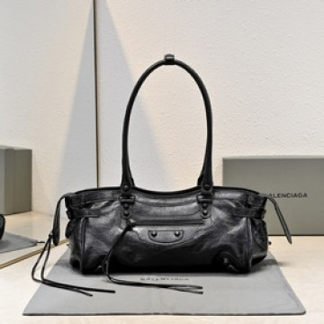 Balenciaga長款胯下長挽機車包，顔色：經典黑
