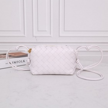 BV新色，小斜挎包Intrecciato手工小羊皮編織而成的斜挎迷你手袋，可調節