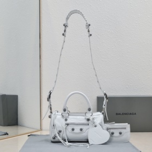Balenciaga新款旅行包！迷你號22cm*12*10 ，純白色