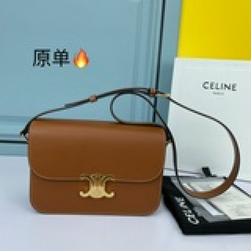 爆款系列 TEEN TRIOMPHE 帆布配小牛皮手袋這款采用小牛皮制成的TR