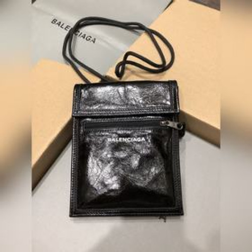 巴黎Balenciaga新款斜背/腰包/香煙包巴黎世家每次的設計都是剛剛好