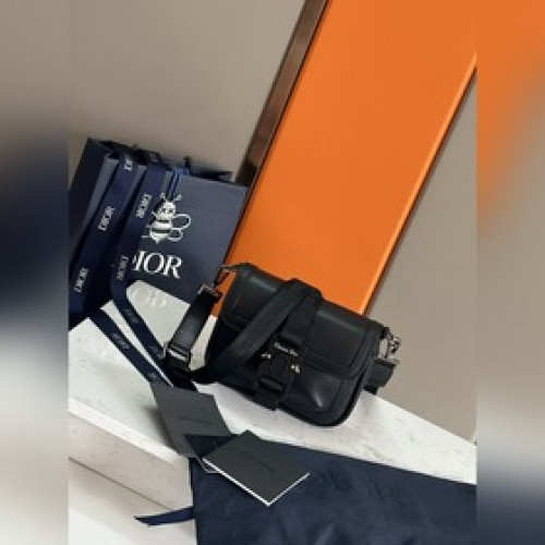 頂級原單配藍色盒子〉這款 Safari 信使包實用小巧，便于日常攜帶。采用迪奧灰