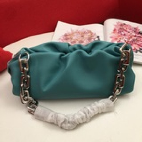 大號無肩帶 bottega veneta the chain ouch 最近真的