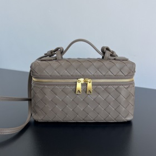女款_BV新款 Vanity Case 繩帶化妝包，789109 是一隻超實用又很有型