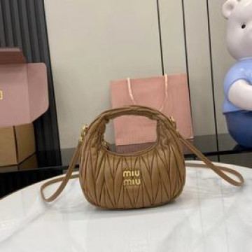 MiuMiu新品迷你MiuWander手袋，采用進口小羊皮經典品牌标志性Mate