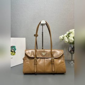 【頂級原單】  新款油臘包 1BD376 這款皮革手袋采用簡潔而精緻的設計，油亮