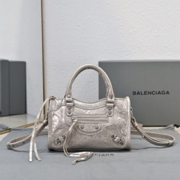 Balenciaga款 City Nano包包， nano size小巧，卻透着