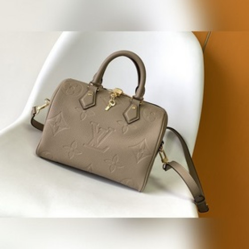 女款_皮革壓印超大 LV 字母，可拆卸肩帶增添斜挎選擇。尺寸 ：25.0 x 19.0