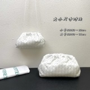 編織-  bottega veneta 葆蝶家的雲朵包- 一貫走高端穩重路線