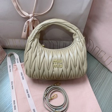 新色 奶茶色5BC125：MiuMiu新品MiuWander手袋，采用進口小羊