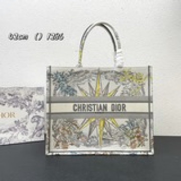 這款 Book Tote 手袋由 Dior 女裝創意總監瑪麗亞·嘉茜娅·蔻麗 (