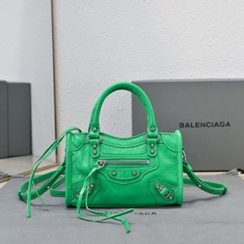 Balenciaga款 City Nano包包， nano size小巧，卻透着
