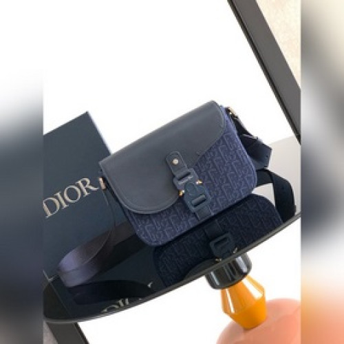 這款馬鞍翻蓋信使包精巧時尚。采用海軍藍色 Oblique 印花面料等材質精心制作