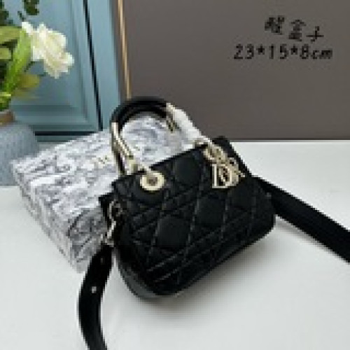配盒  Lady Dior 走秀款戴包牛皮格革绗縫超大藤格紋 此款 Lady