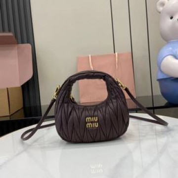 MiuMiu新品迷你MiuWander手袋，采用進口小羊皮經典品牌标志性Mate