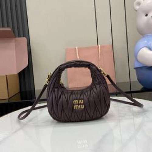 MiuMiu新品迷你MiuWander手袋，采用進口小羊皮經典品牌标志性Mate
