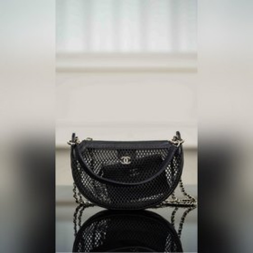 頂級進口原廠皮 所見即所得！ [出貨]Chanel 25ss 镂空網紗 新月包
