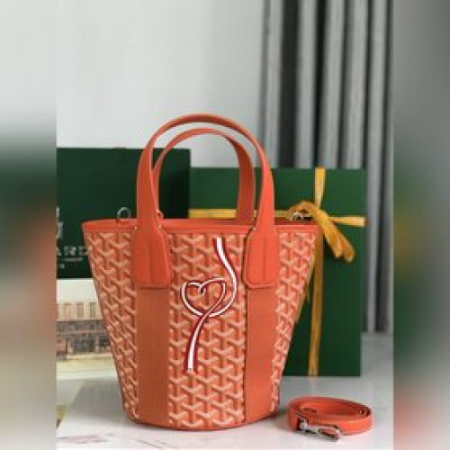 BELHARRA小號包是陽光下度假的完美伴侶，其标志性的水桶形狀和大開口設計，可