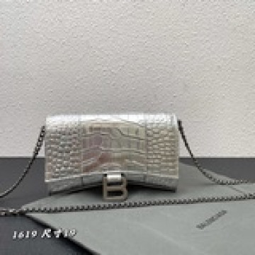 沙漏鍊條包頭層牛皮全鋼B字扣五金，字體清晰，非市場通貨沙漏也有溫柔小女人的一面啦