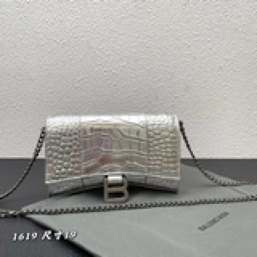 沙漏鍊條包頭層牛皮全鋼B字扣五金，字體清晰，非市場通貨沙漏也有溫柔小女人的一面啦
