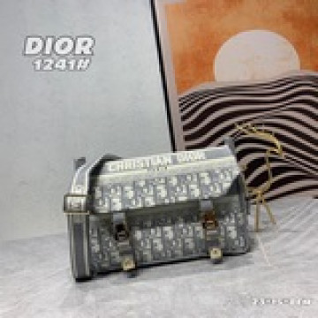 配盒子dior新款郵差包，在經典信使包的基礎上精心設計，融入 dior 的标志性