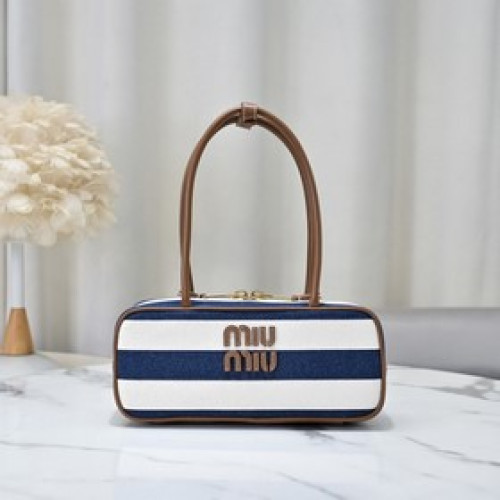 5BB173：藍色條紋，MIUMIU新品保齡球，最新雙色搭配設計，采用超柔軟小牛