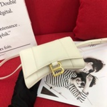 鳄魚紋.. Balenciagα全新推出了帥爆的Hourglass沙漏兩用腰包、