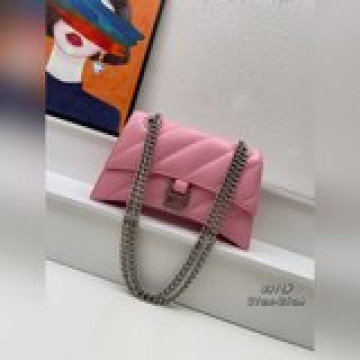 【頭層皮】 Balenciag*最新 Crush 包款強勢登場！高級感滿滿上身