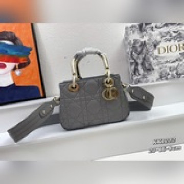 配盒  Lady Dior 走秀款戴包牛皮格革绗縫超大藤格紋 此款 Lady