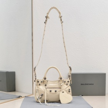 Balenciaga最 款Neo cagole機車包出貨啦！ 顔色：杏仁，尺寸：