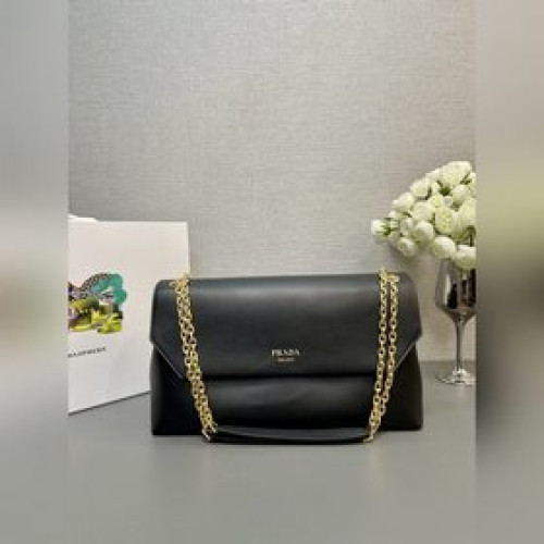 [頂級原單] (中號)新款1BD367鍊條包 這款鍊條手提包采用進口小牛皮，内配