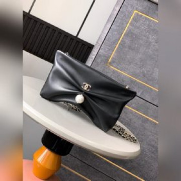 黑色 CHANEL 25S手拿手鍊包，誰看了不心動啊 金色小雙C和黑金的肩帶鍊條