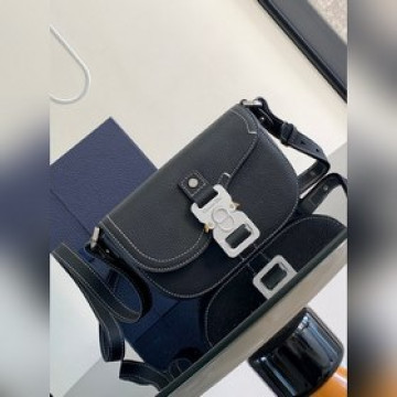 這款馬鞍手拿包附有肩帶，是二零二三春季男裝系列推出的新款單品，采用時尚的設計，彰