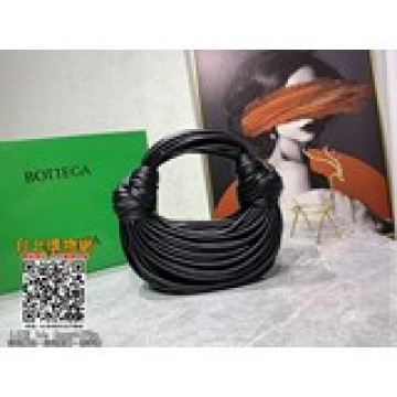 新品 bv家22新款打結包，突兀的設計理念獨處一格 羊皮材質打造。造型天